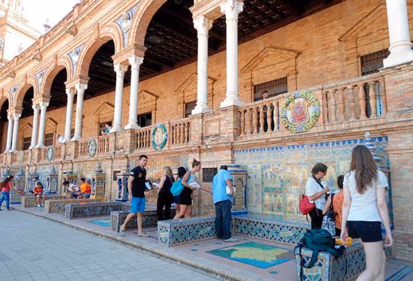 Imagen de la noticia: Adjuntamos la «nota» para colocar dentro de tus libros en la Plaza de España