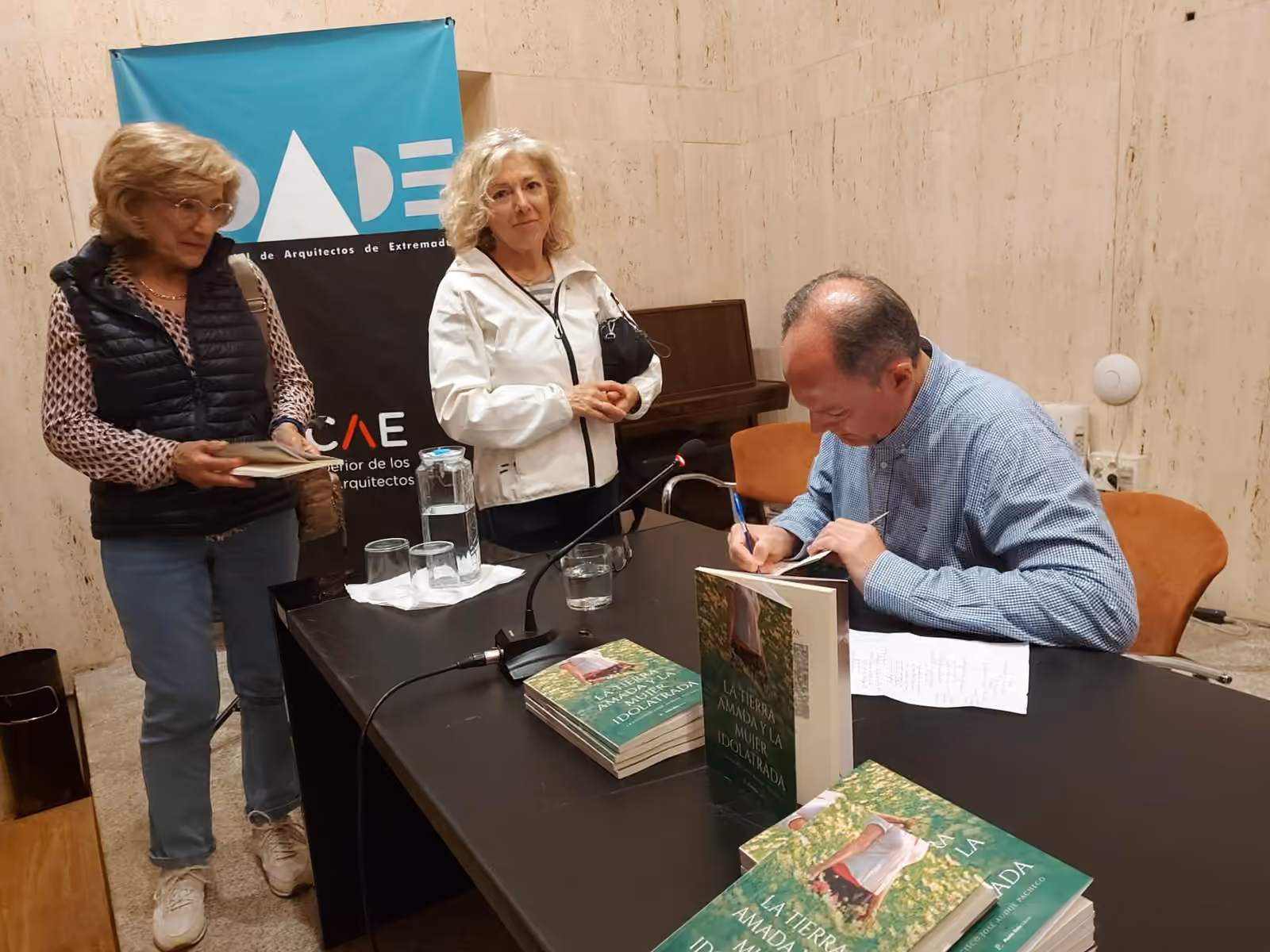 Imagen de la noticia: Cáceres acogió la presentación de ‘La tierra amada y la mujer idolatrada’