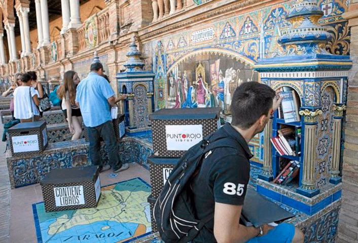 Imagen de la noticia: Éxito literario en la Plaza de España de Sevilla