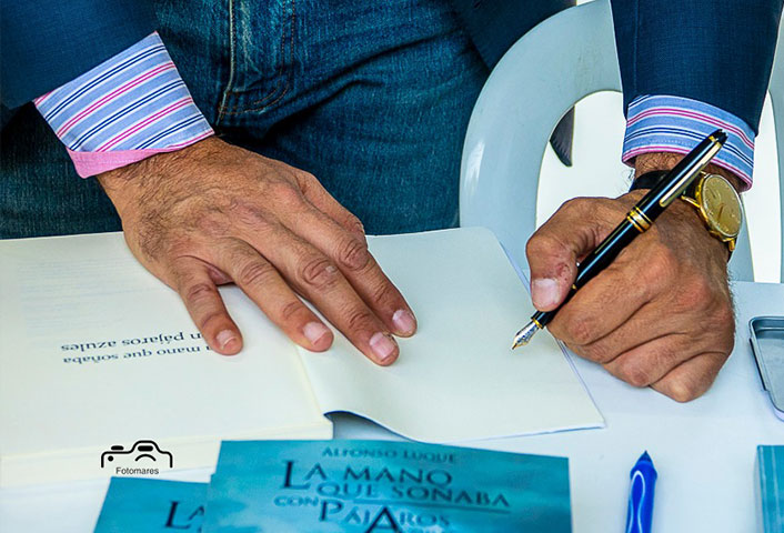 Alfonso Luque representa a Punto Rojo Libros en la Feria del Libro de Sevilla con su apasionante "La mano que soñaba con pájaros azules"