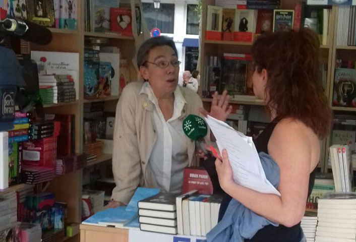 Teresa Ciano atiende a Canal Sur en la inauguración de la Feria del Libro de Sevilla