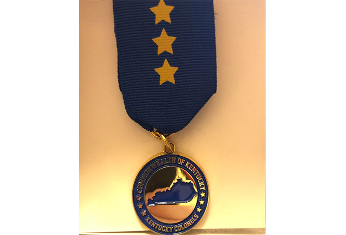 Carazo recibe la medalla de la distinción de la Commonweatlh